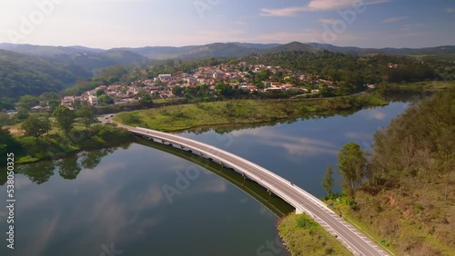 Filme aéreo da ponte que liga a cidade de mairiporã a franco da rocha, banhada pela represa que abastece São Paulo.