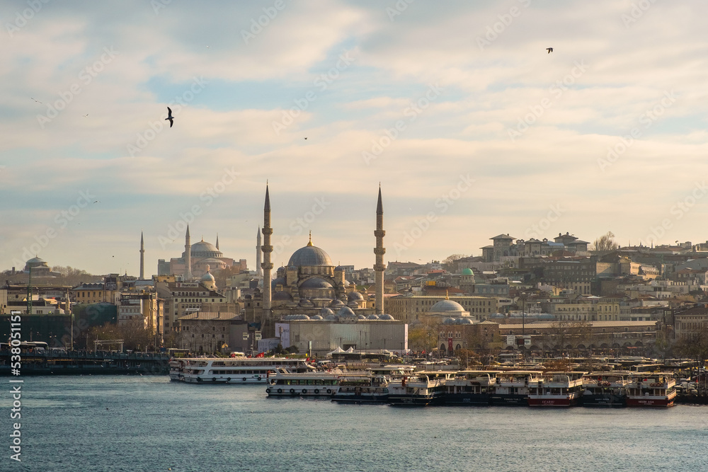 Vistas de Estambul, Mezquitas de Yeni Cami y Santa Sofía al fondo.