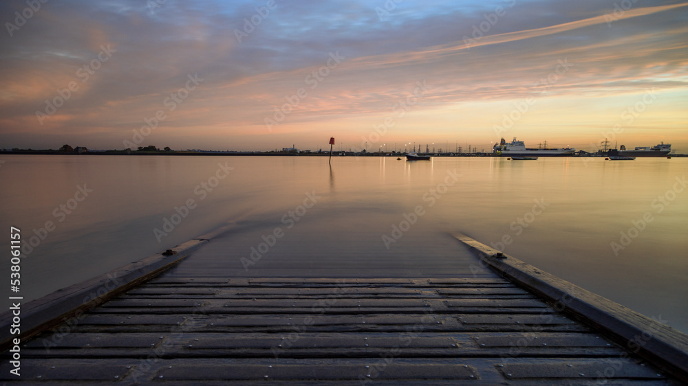 Obraz premium Sunrise over the Thames at Gravesend