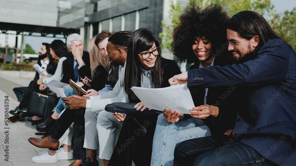 © Vane Nunes - Multiracial business people working outdoor meeting outside the office - Entrepreneur team - Focus on girl wearing eyeglasses face