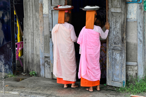 Nonnen beim Frühstückempfang, Einwohner spenden Essen und Lebensmittel, Mandalay, Myanmar, Asien