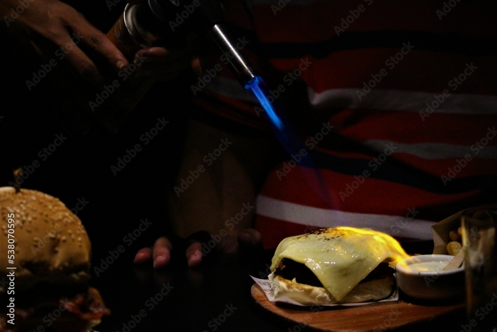 Foto blowtorch toasting a sandwich