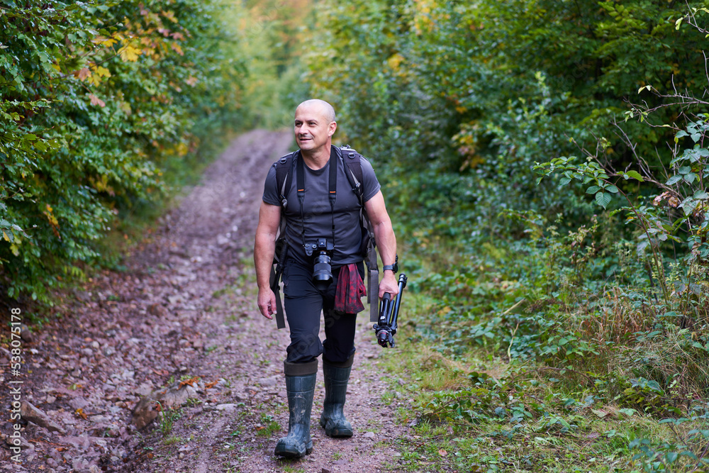 Obraz premium Nature photographer hiking in the forest