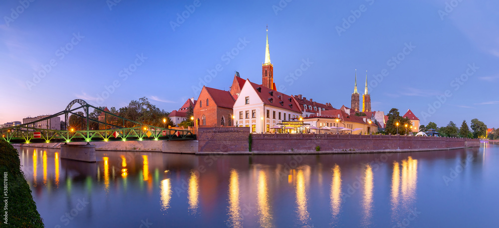 Obraz premium Old houses and towers on Tumski Island in Wroclaw.