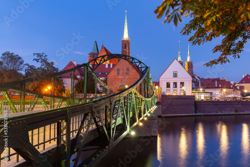 Wroclaw. Old iron bridge to Tumsky island at dawn.