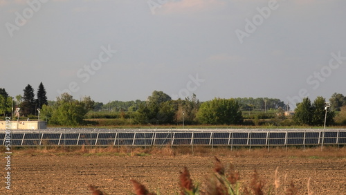 pannelli fotovoltaici, pannelli solari nel campo agricolo photo