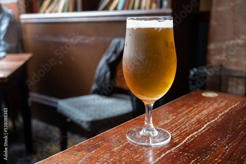 Φωτογραφία Pint glass of british light pilsner ot lager beer served in old vintage English