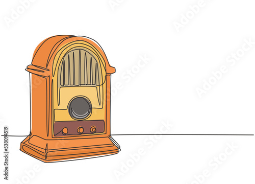Single continuous line drawing of retro old fashioned analog desk radio. Classic vintage broadcaster technology concept. Music player one line draw design vector graphic illustration