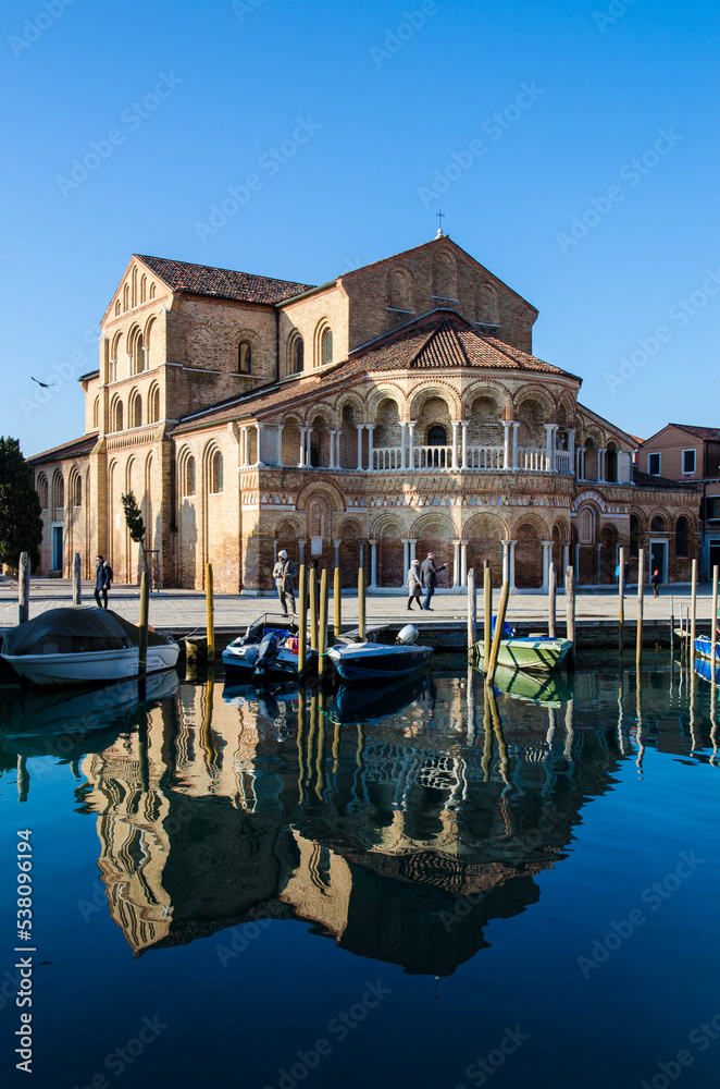 La Basilica dei Santi Maria e Donato, duomo di Murano, si riflette nell'acqua del canale antistante