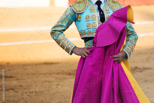 Fotografie Torero esperando al toro con el capote