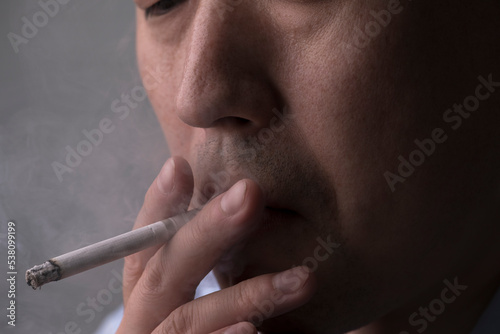 タバコを吸う男性の口元