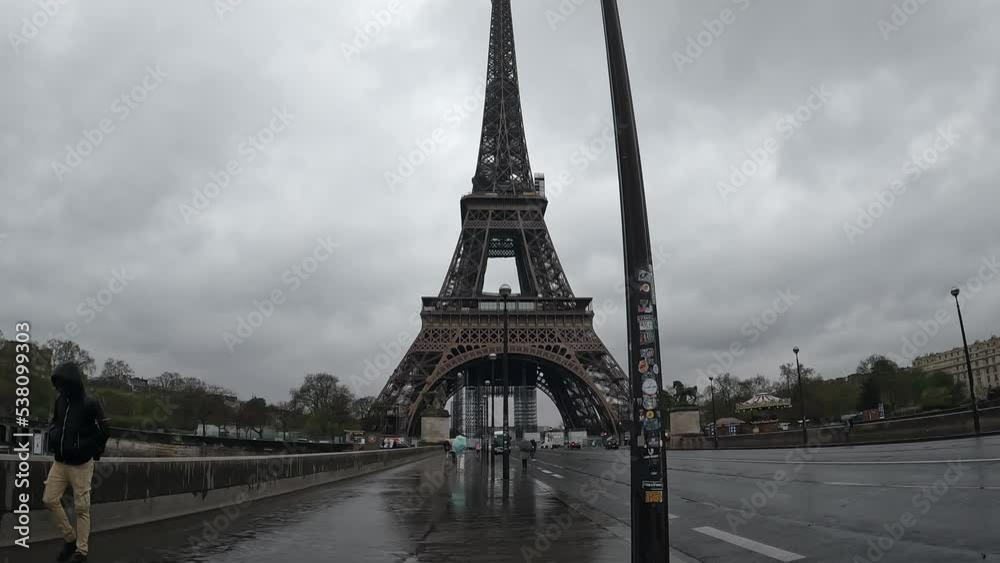 Paris, France. 04-01-2022. Beautiful Hyperlapse crossing Pont d'Iéna. Tour Eiffel background. City of Paris. Video 4K
Paris, France. 04-01-2022. Beautiful Hyperlapse crossing Pont d'Iéna. Tour Eiffel background. City of Paris. Video 4K