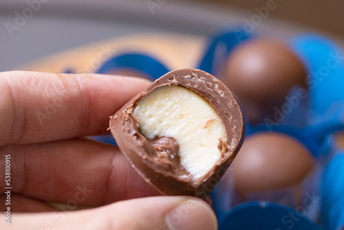 bombom ou trufa de chocolate recheada com cupuaçu em fotografia macro. Comida brasileira, sobremesa. photo