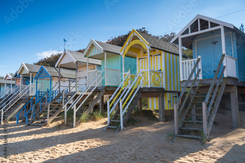 Foto Colourful wooden Beach Huts on the beach in Wells Next The Sea in North Norfolk,