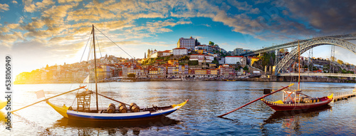 Vista panorámica del Viejo Oporto. La ciudad de Oporto y la Ribeira sobre el río Duero desde Vila Nova de Gaia, Portugal.
