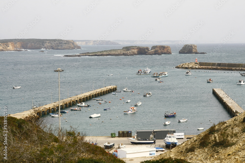 Le petit port de pêche de Sagres dans l'Algarve au Portugal