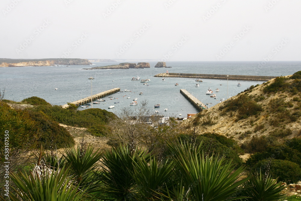 Le petit port de pêche de Sagres dans l'Algarve au Portugal