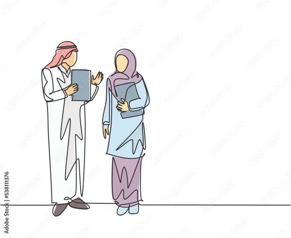 One single line drawing of young muslim manager deliver a job briefing to the female employee. Saudi Arabia cloth shmag, kandora, headscarf, ghutra. Continuous line draw design vector illustration