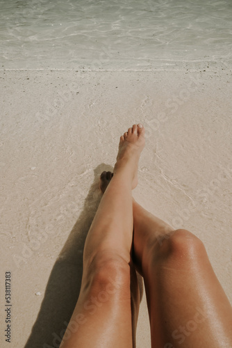 Fototapeta Naklejka Na Ścianę i Meble -  Kobiece nogi na plaży