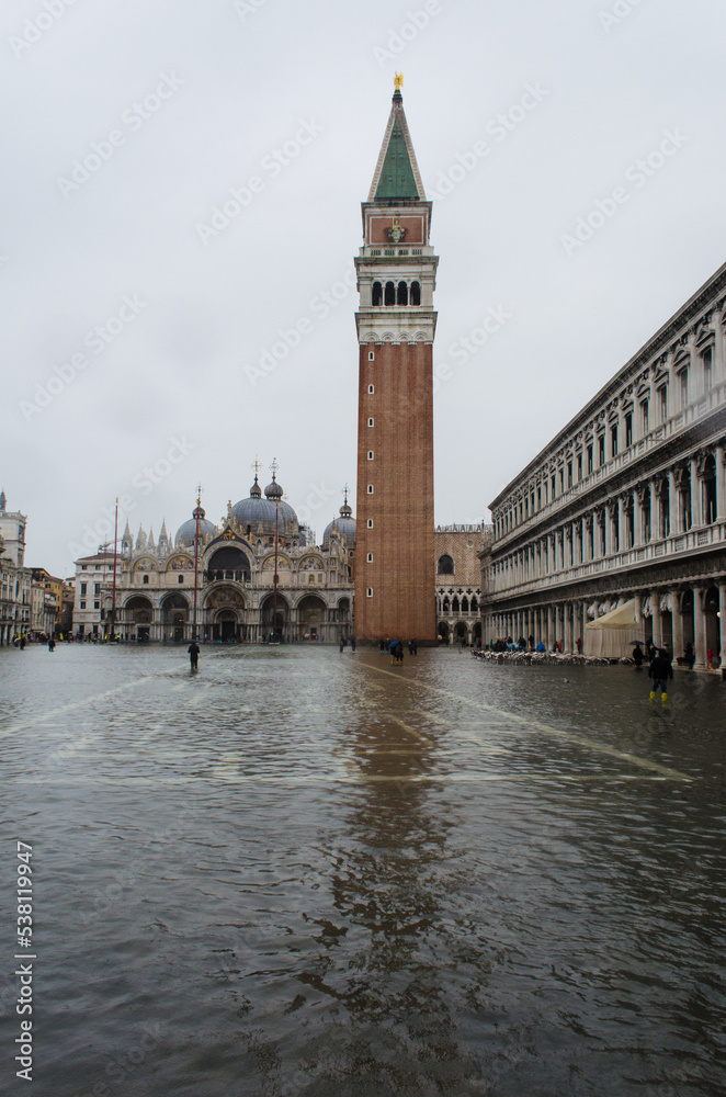 Il campanile di Piazza San Marco a Venezia si riflette nell'acqua alta che invade il pavimento della piazza