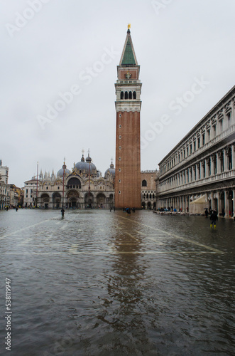 Il campanile di Piazza San Marco a Venezia si riflette nell'acqua alta che invade il pavimento della piazza © Andrea Vismara