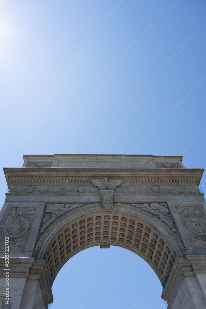 Obraz premium Top half of the 19th-century Washington Square Arch in Washington Square Park in Greenwich Village, New York City