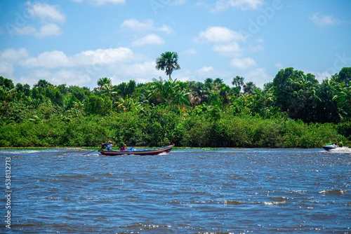 BARCOS NO RIO