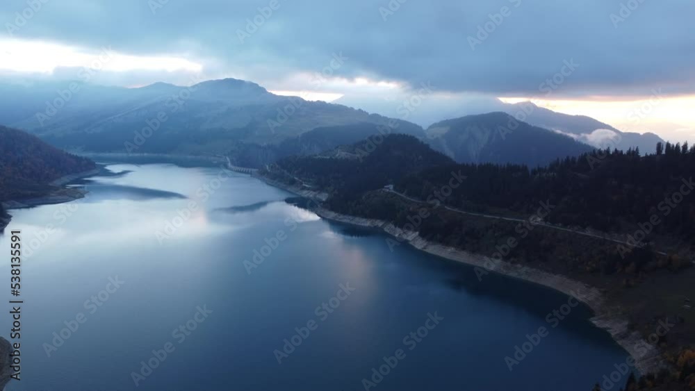 Lac de Roselend beim Sonnenuntergang bewölkt Lac de Roselend beim Sonnenuntergang bewölkt