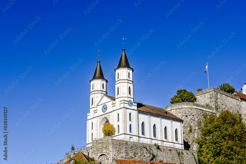 Aarburg, Kirche, Festung, Aare, Fluss, Altstadt, Altstadthäuser, Flussufer, Uferweg, Aargau, Zofingen, Herbst, Herbstsonne, Herbstfarben, Schweiz