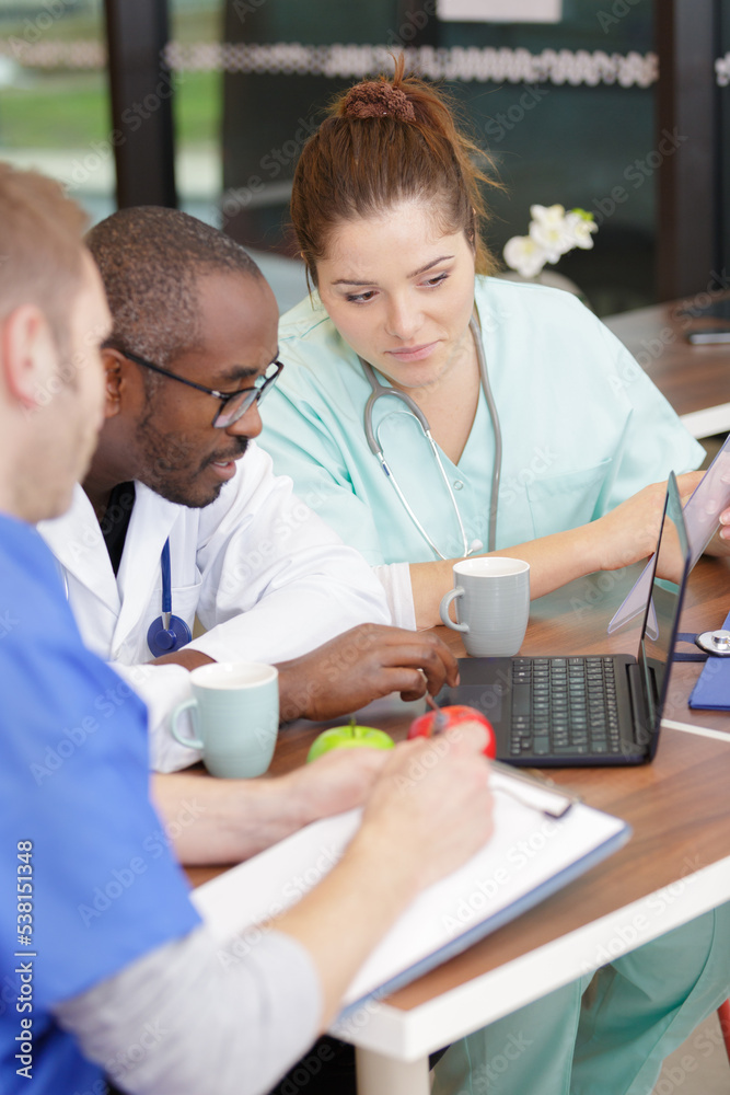 Obraz premium young doctor smiling checking pc