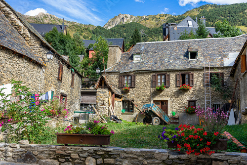 Sommerurlaub in den spanischen Pyrenäen: Schönes historisches altes Dorf Bagergue, Provinz Lleida photo