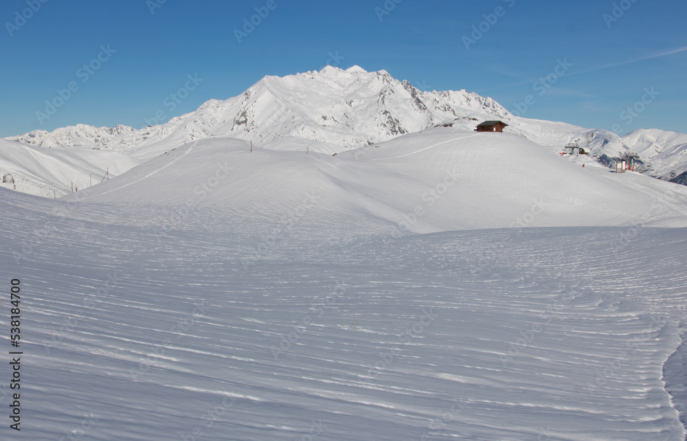 paysage enneigé en hiver à la station de ski des Deux Alpes en Isère en France