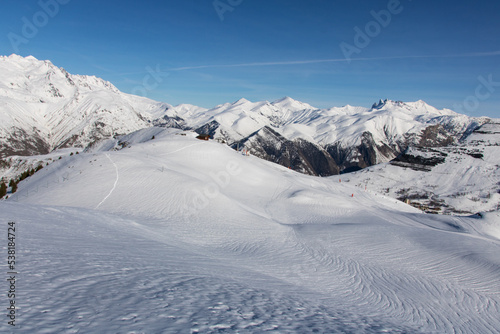 paysage enneigé en hiver à la station de ski des Deux Alpes en Isère en France © jef 77