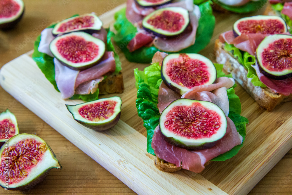 Sandwiches with lettuce, ripening ham and figs
Sandwiches with lettuce, ripening ham and figs