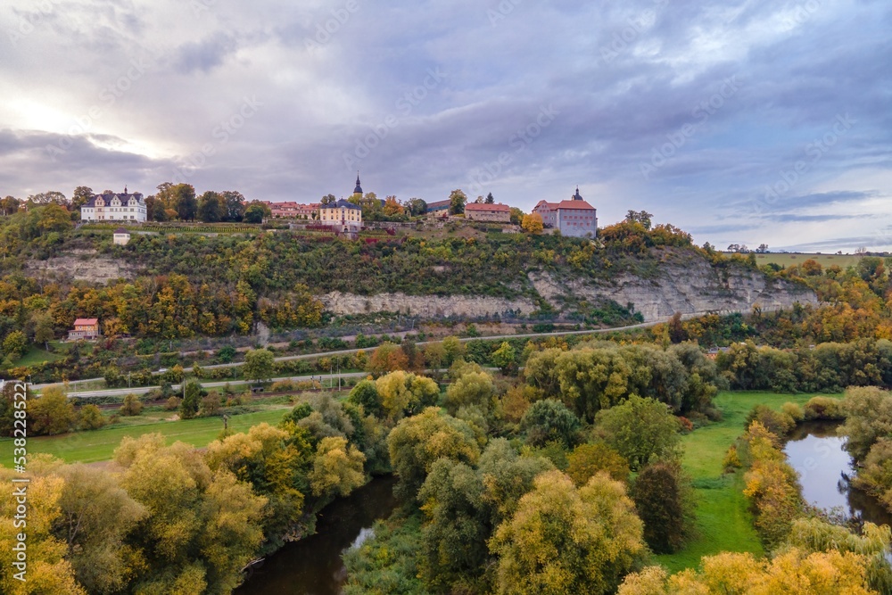 Luftbild der Dornburger Schlösser nahe Jena mit Saale im Herbst