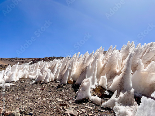 Fotografía Majestic Penitent: Ice Formations in the Atacama Desert