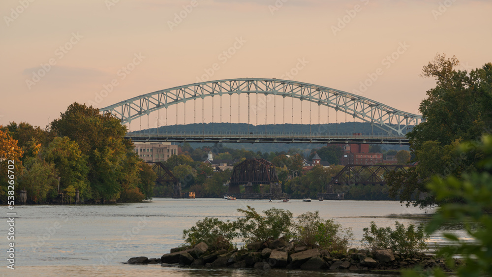 Obraz premium Sunrise image of the Arrigoni Bridge in Middletown, CT 