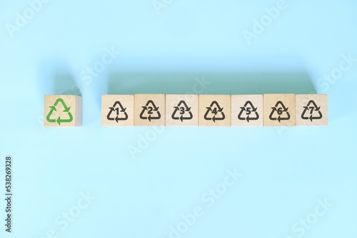 Obraz na płótnie Recycling icon number 1 to 7 icon set symbol on wooden blocks flat lay. w salonie