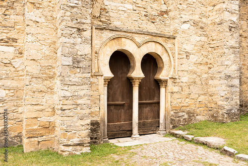 Entrance with a door of the mozarabic church © Iván Moreno