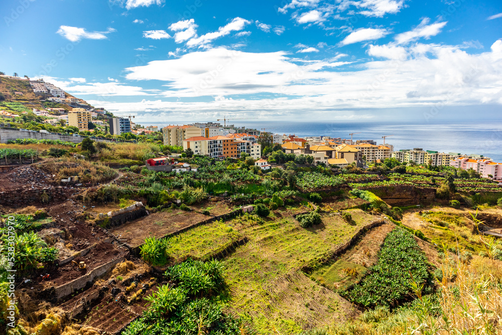 Unterwegs auf der Stadt Levadas von Funchal mit einen fantastischen Ausblick auf den Atlantik - Madeira - Portugal 