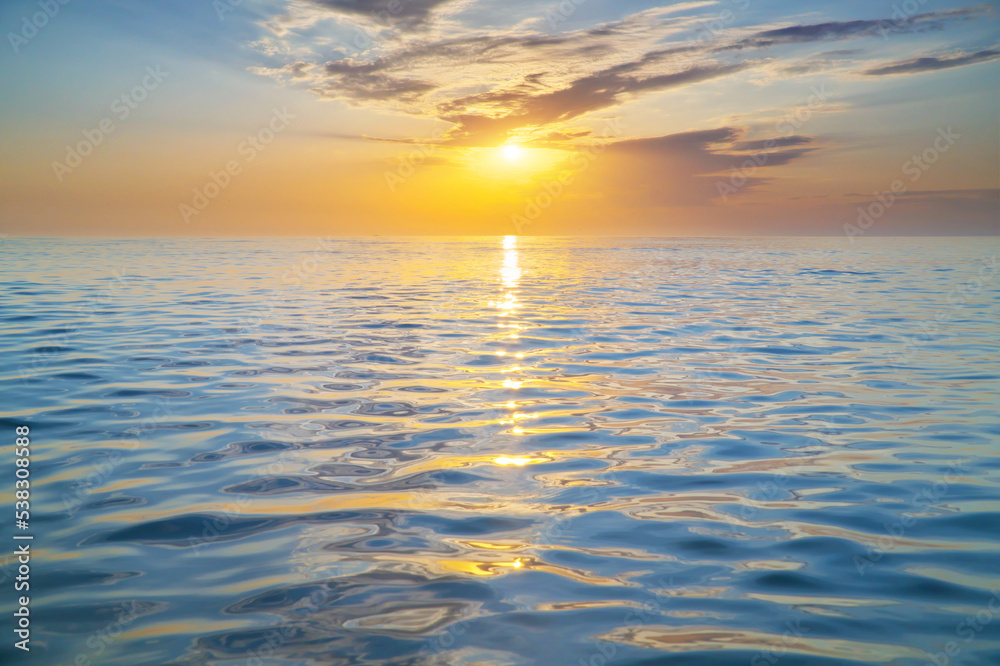 Obraz premium Sun and sea sunset surface background.