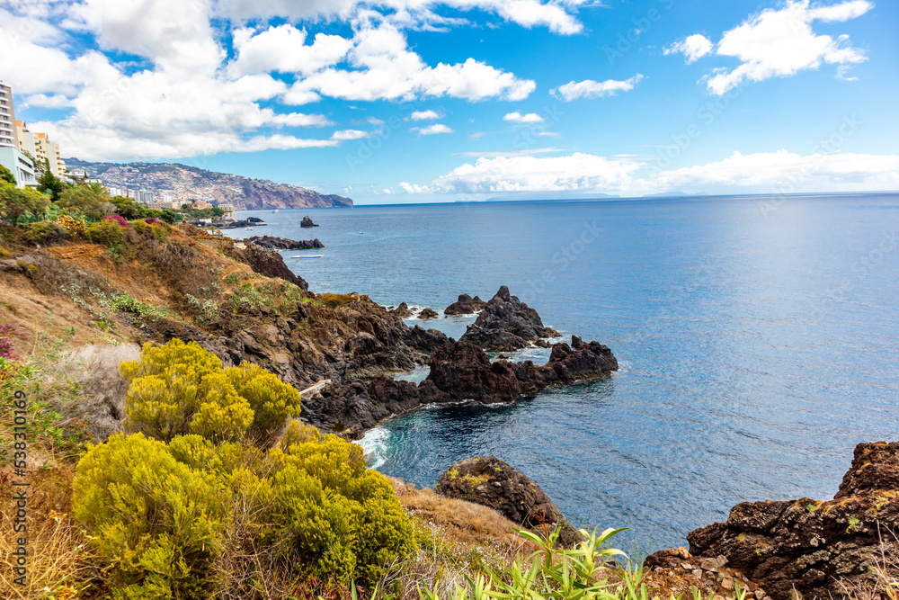 Unterwegs auf der Stadt Levadas von Funchal mit einen fantastischen Ausblick auf den Atlantik - Madeira - Portugal 