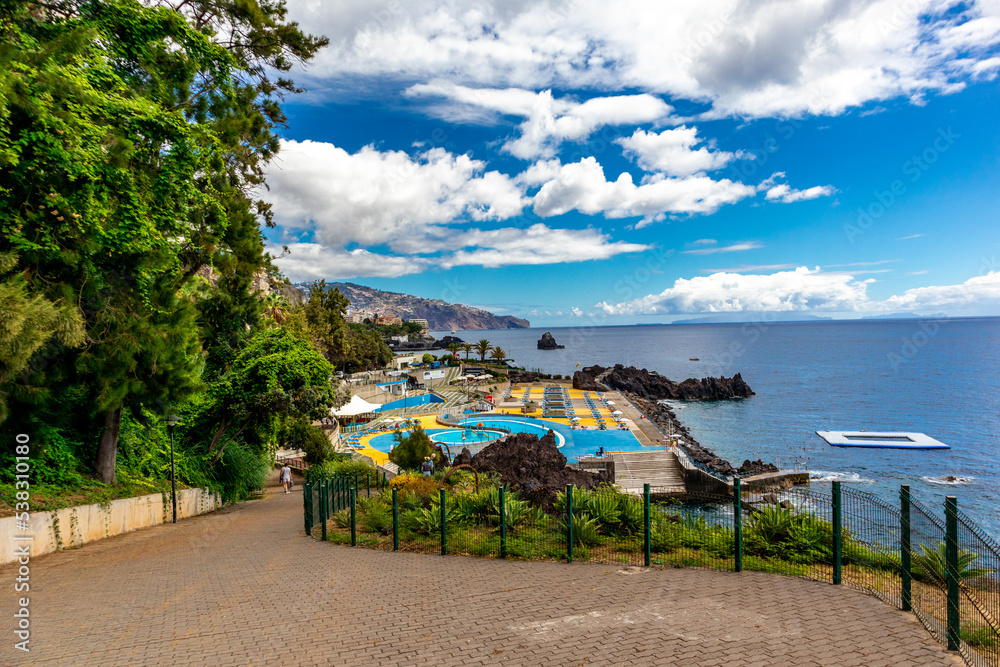 Obraz premium Unterwegs auf der Stadt Levadas von Funchal mit einen fantastischen Ausblick auf den Atlantik - Madeira - Portugal 