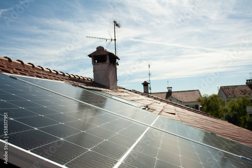 Foto solar panels working at full capacity on a sunny day