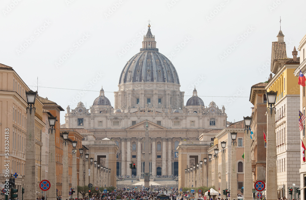 Obraz premium Tourists on the St. Peter's Square, architectural masterpiece with Michelangelo's dome in Vatican City, Rome. Famous Italian landmark.
