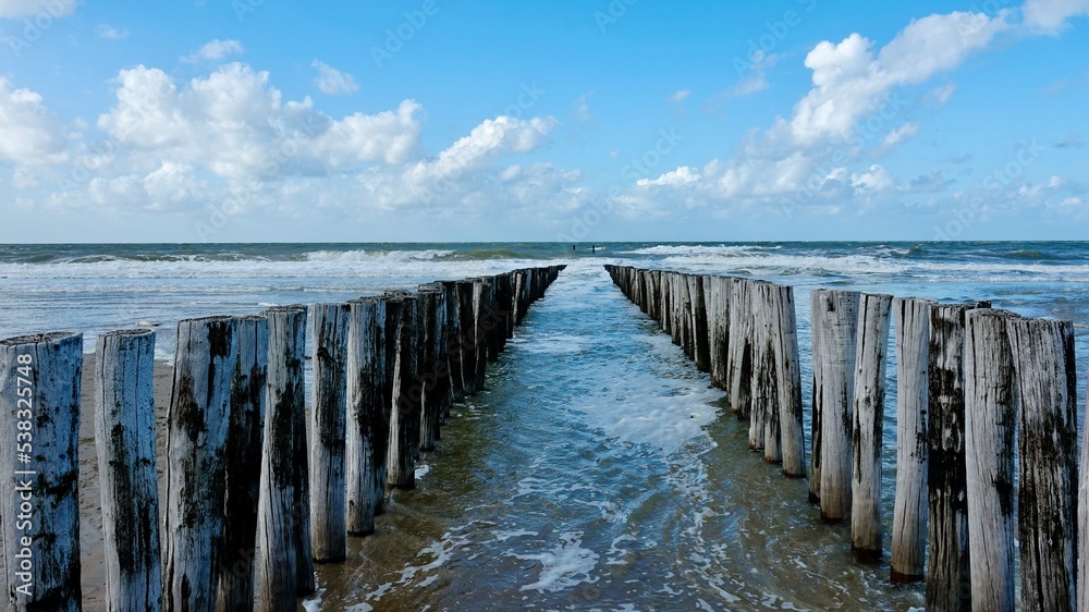 Wellenbrecher aus Holz am Nordseestrand Wellenbrecher aus Holz am Nordseestrand