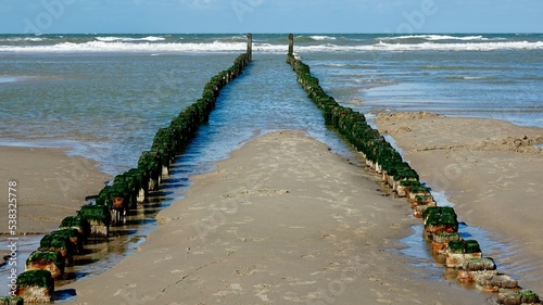 Wellenbrecher aus Holz am Nordseestrand