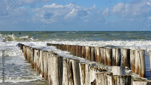Wellenbrecher aus Holz am Nordseestrand
