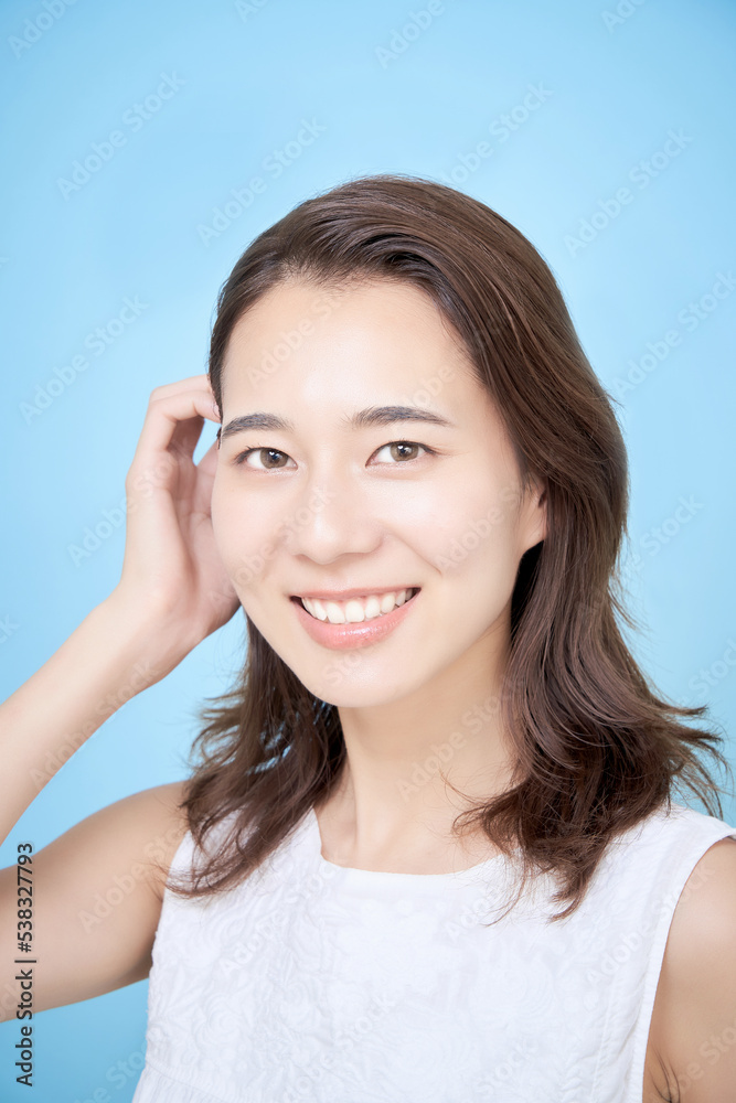 若い女性のポートレートとブルーバック 若い女性のポートレートとブルーバック