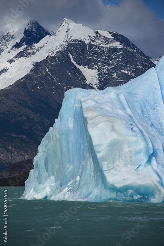 Versante di un iceberg e di una montagna. Lago Argentino, Parco nazionale Los Glaciares, Calafate, Patagonia, Argentina.